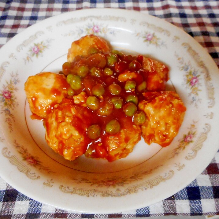 チキンボールとグリンピースのケチャップ煮